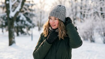 Шапка и волосы зимой: вредит ли головной убор